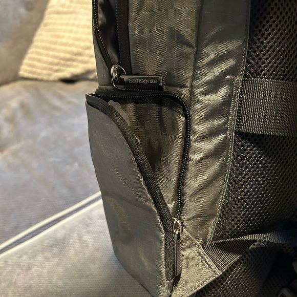 Metallic gray Samsonite backpack. - Picture 4 of 10